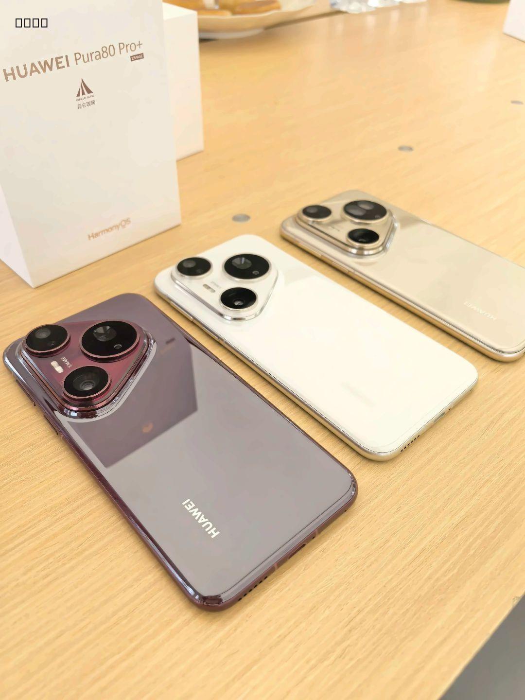 pura80pro+有白、黑、红、青四种颜色,我觉得白色最好看,其他颜色或多或少有点差强人意。